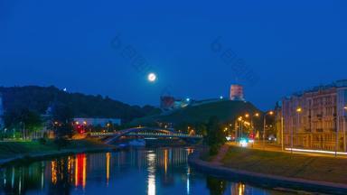 晚上维尔纽斯Gediminas塔河鼻孔不断上升的月亮延时摄影